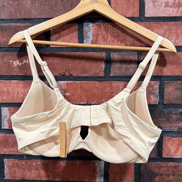 Skims  Bra - Picture 4 of 10
